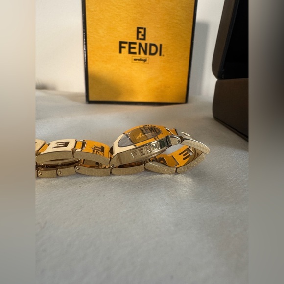 !!SOLD!! Authentic FENDI Stella Gold Tone 3060L Wrist Watch - Picture 4 of 6